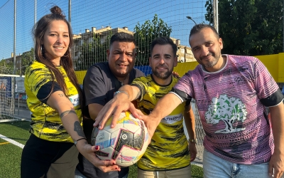 L'Alexa, una de les jugadores del club i cantant, en Sicus Carbonell, cantant de Sabor de Gràcia, l'Agustí Holgado, entrenador de les jugadores 