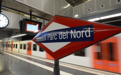 Un cartell de l'estació Sabadell Parc del Nord de Sabadell