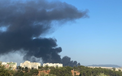 El fum de l'incendi es veu des de Sabadell