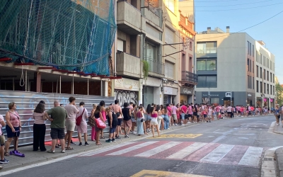 Un centenar de persones (llarg) esperant per entrar a La Tremenda