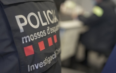 Un agent dels Mossos d'Esquadra d'esquenes | Cedida