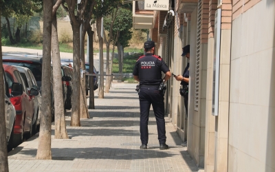 Un agent dels Mossos al domicili de Rubí on hi ha hagut un dels crims | Àlex Recolons