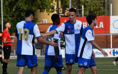 Utgés, felicitant Junior en el gol de la primera meitat | CE Sabadell