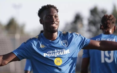 Ryan Bakayoko, celebrant un gol amb el Niort