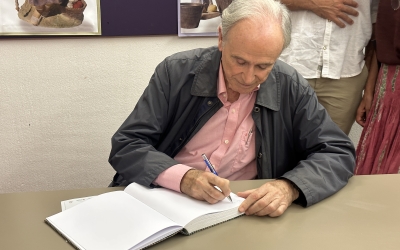 El net de Casablancas signant al llibre d'honor | Pau Duran