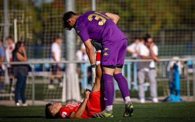 El porter juvenil Lukas Pagès atenent un rival | Sandra Dihör