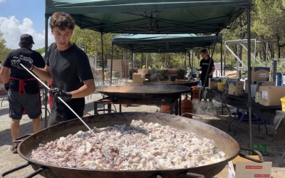 Un dels treballadors que han fet possible la fideuà | Ràdio Sabadell