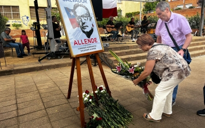 Uns ciutadans col·locant un ram d'homenatge a Allende | Mireia Sans