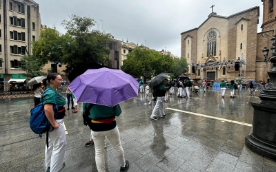 Castellers amb paraigües després de la suspensió de la diada | Helena Molist