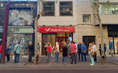 Cues al davant de l'agència d'Halcon Viatges de La Rambla