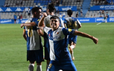 Miguelete, celebrant el seu primer gol com a jugador del Sabadell