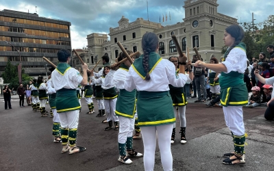 Els Bastoners de Sabadell començant la cercavila | Mireia Sans