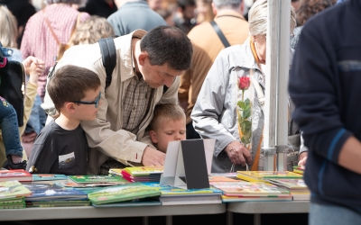 Un pare i un nen mirant llibres per Sant Jordi a Sabadell