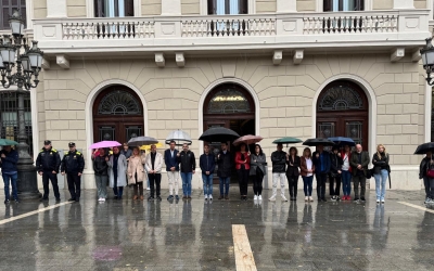 Els representants municipals durant el minut de silenci