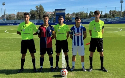 Foto dels capitans de l'Espanyol-Mercantil amb la tripleta arbitral a la Dani Jarque | RCDE