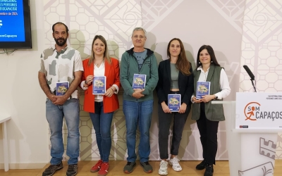 Laura Pineda (al centre) amb alguns integrants de les entitats participants