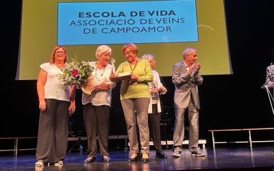 Les encarregades del projecte Escola de vida recollint el guardó amb la filla d'Adrià Miguel | Ràdio Sabadell