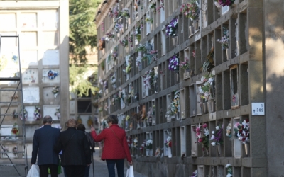 Tres persones caminant pel cementiri | Roger Benet