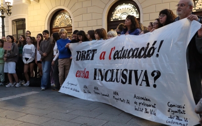 Mobilització a les portes de l'Ajuntament per denunciar la situació de l'alumne