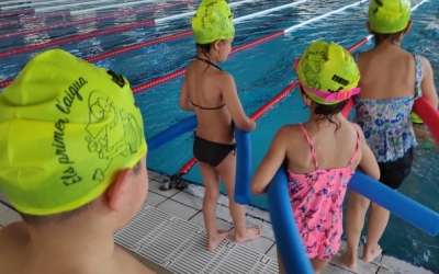 Alumnes sabadellencs aprenen a nedar gràcies a la represa del programa 'Els Primers a l'Aigua' | Pau Duran