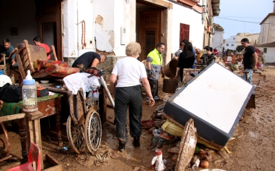 Veïns de Xiva retirant fant i deixalles del carrer | ACN