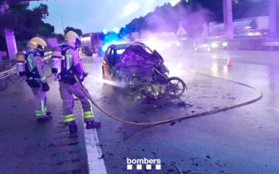 Els Bombers actuant a l'accident de l'AP-7 | Bombers