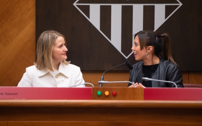 Mònica Martínez i Marta Farrés al ple de l'Ajuntament de Sabadell