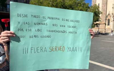 Una pancarta durant una mobilització de les treballadores de Serveo | Roger Benet