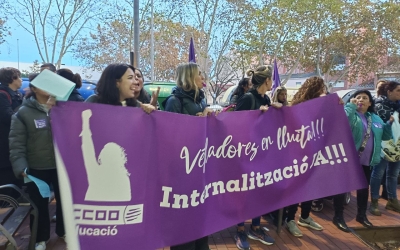 Les vetlladores, durant la concentració a Serveis Territorials d'Educació | Karen Madrid
