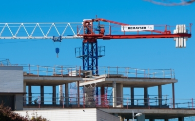 Una grua durant les obres de construcció d'un habitatge | Roger Benet