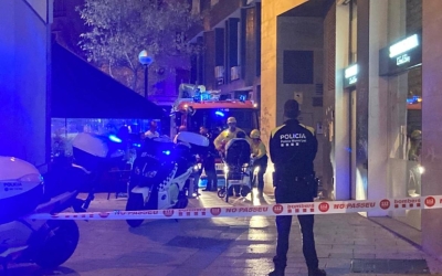 Els Bombers i la Policia Municipal treballant al carrer Sant Antoni Maria Claret | Cedida