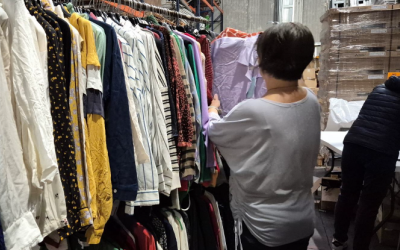 Diverses voluntàries preparant la roba que es posarà a la venda durant l'outlet