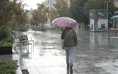 Una dona camina sota el paraigües mentre plou al Passeig | Roger Benet