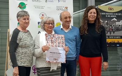 Una representant de l'Associació de Veïns de la Creu de Barberà amb el jurat | Karen Madrid