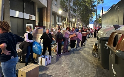 Una cadena humana ajudant a carregar els camions | Cedida