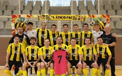 Presentació d'un dels equips d'aquesta temporada d'El Ático amb una samarreta en record de Raúl Jurado