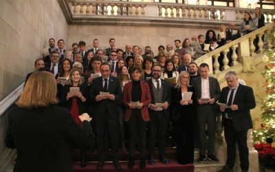 Els diputats i treballadors del Parlament cantant nadales ahir a la tarda | ACN