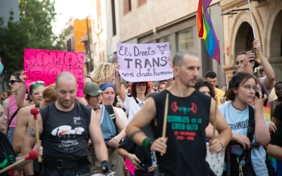 Clams a favor de la Llei Trans, durant la marxa de l'Orgull LGTBI | Roger Benet