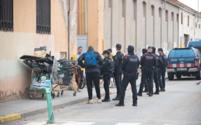 Operatiu policial per desallotjar diverses naus ocupades a Gràcia | Roger Benet