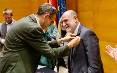 Ignasi Giménez col·locant el pin del Consell al nou president Xavier Garcés