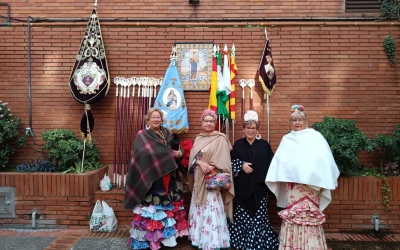 Membres de l'Hermandad del Rocío, abans d'entrar a la missa solemne | Ràdio Sabadell