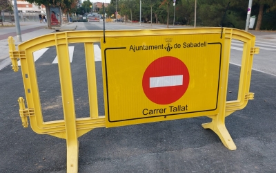Una tanca d'obres en un carrer asfaltat | Núria García