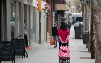 Gent passejant pel carrer | Arxiu