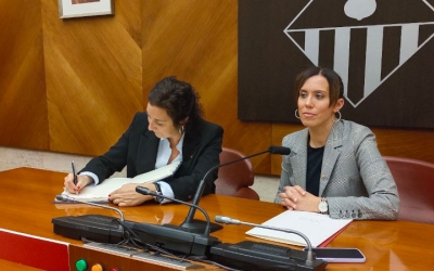 La consellera Romero signant el Llibre d'Honor de la ciutat, amb Marta Farrés | Karen Madrid