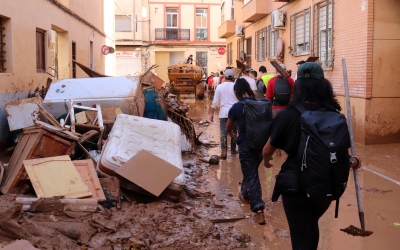 Voluntaris en un carrer afectat per la DANA | ACN