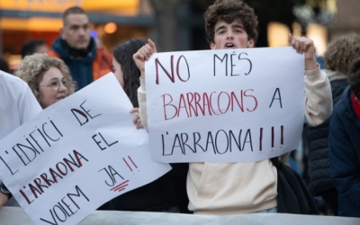 Uns joves amb cartells contra els barracons a l'Institut Arraona