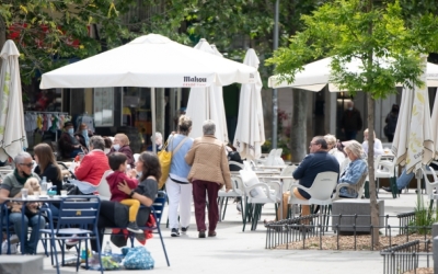 Gent en una terrassa de la Creu de Barberà | Roger Benet