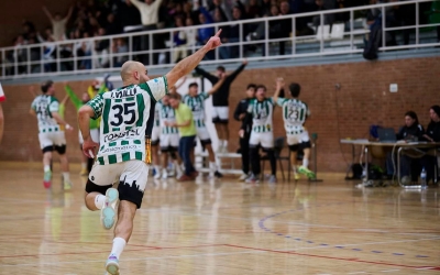 El jugador Quim Vaíllo celebrant un gol al derbi contra el Sant Quirze | Eric Altimis