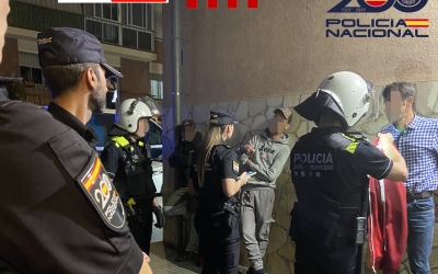 Agents de policia enmig d'un dels dispositius a Terrassa | Cedida