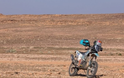 La moto de Iván Merichal abandonada al desert | @ivan.meres